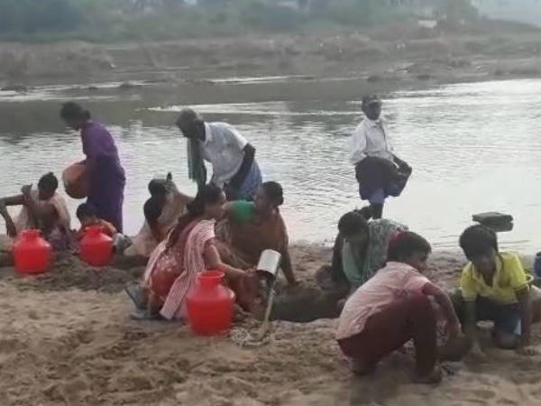 ஆற்றுப் பகுதியில் கிராம மக்கள் 