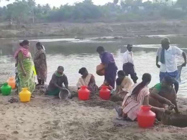 ஊற்று நீரை எடுத்த மக்கள் 