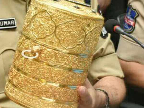 தங்க டிபன் பாக்ஸில் சாப்பாடு 