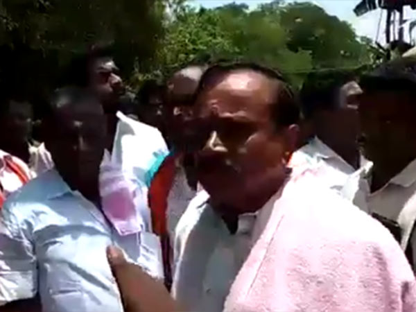 பண்ணை வீட்டில் பதுங்கல் பண்ணை வீட்டில் பதுங்கல்