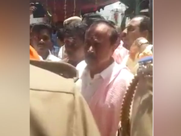 கெஞ்சும் போலீஸார் 
