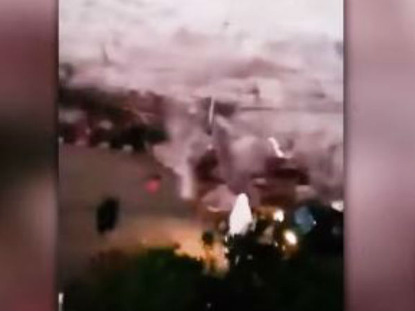 சுனாமி தாக்கியது 