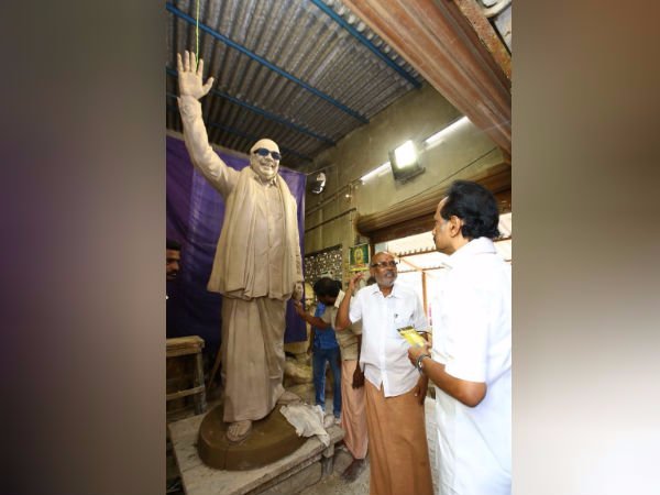 முழுக்க முழுக்க வெண்கல சிலை 
