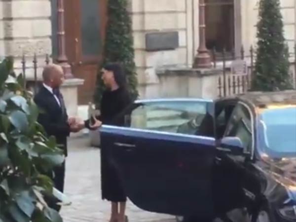  கதவை சாத்தினார் 