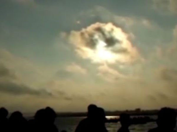 கையில் டெலஸ்கோப் 