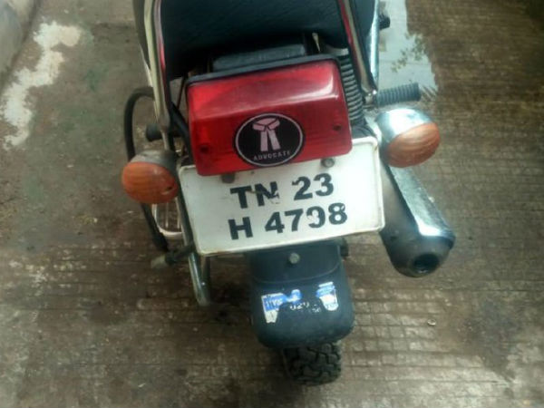 காலணி வீசியவர் கைது 