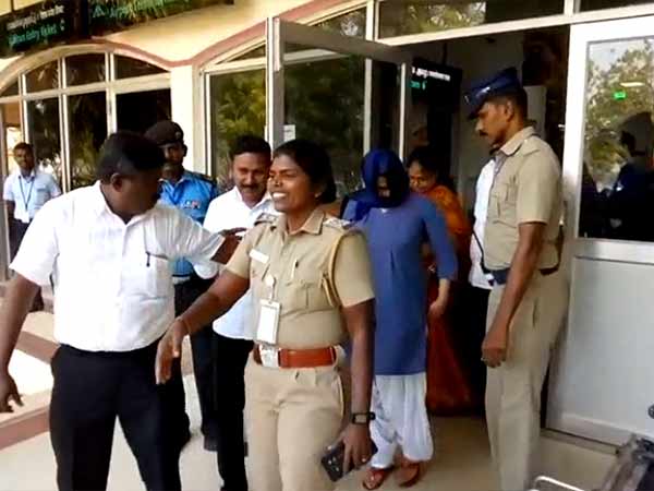 கைது செய்யப்பட்டார் 