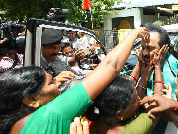 M.K Stalin writes special notes in Karunanidhis Thiruvarur home 