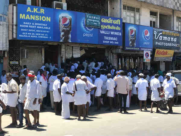 எம்ஜிஆர் பாடலுக்கு ஆட்டம் 