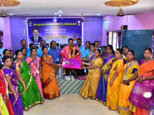 Best teacher awardee gets floral welcome in Karaikudi 