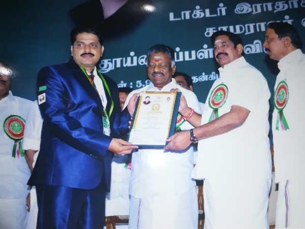 Best teacher awardee gets floral welcome in Karaikudi 