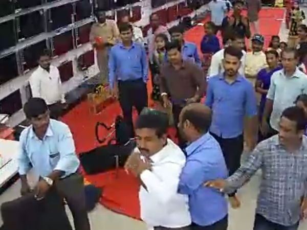 காலி செய்த திருநங்கைகள் 