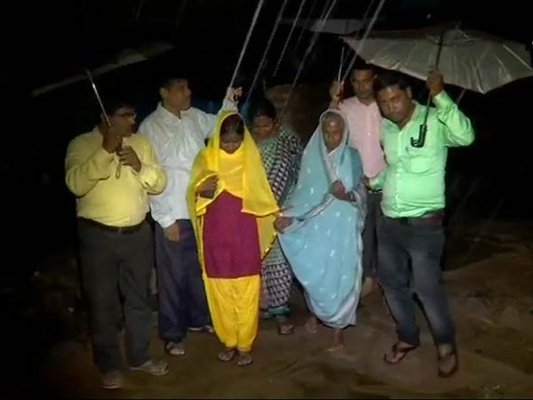 Cyclone Titli: 10 lakhs people evacuated from their place in Odisha Cyclone Titli: 10 lakhs people evacuated from their place in Odisha