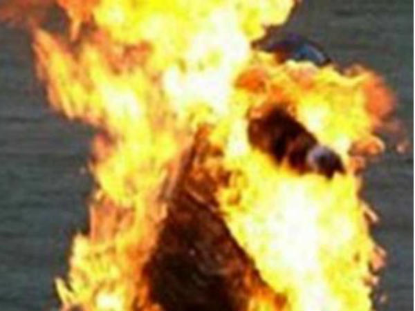 தீக்குளித்து தற்கொலை தீக்குளித்து தற்கொலை