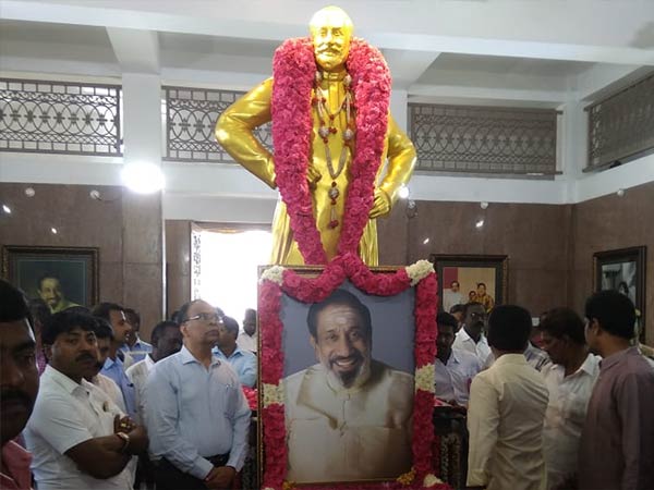 ஜாதிக்கு அப்பாற்பட்டவர் 