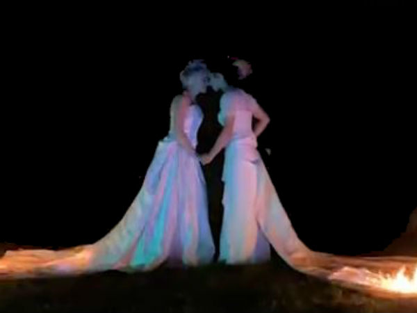 போட்டோவுக்கு போஸ் 