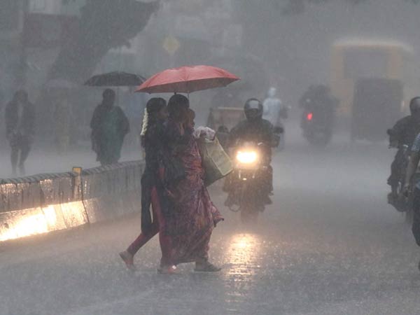 வடமேற்கு திசையில் நகரும் வடமேற்கு திசையில் நகரும்