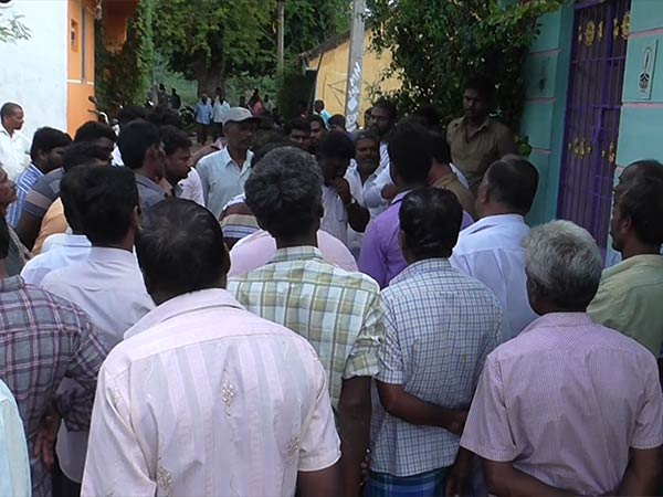 ஆளுக்கு ஒரு கயிறு 