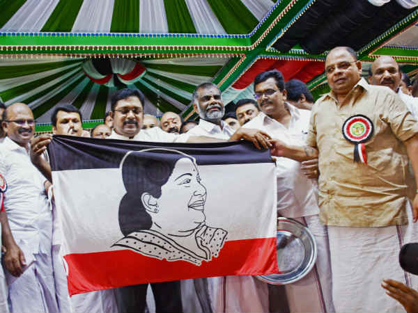 புதிய கட்சி தொடங்கினார் 