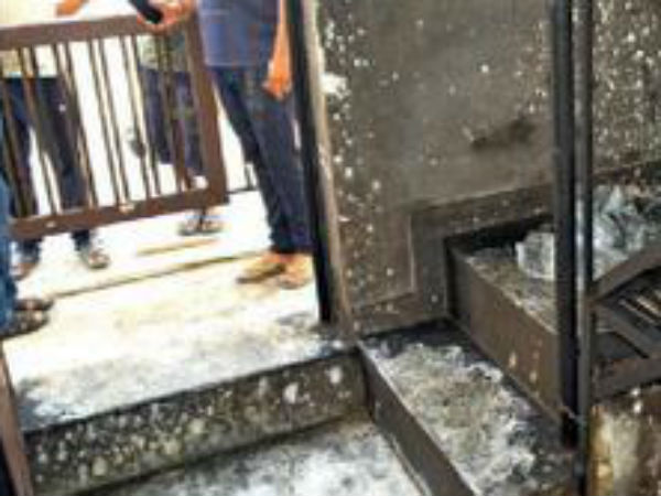  கதவுகளை தட்டினார்