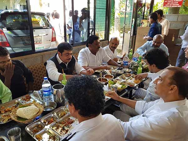 karnataka minister zameer tips rs 25k at mangaluru hotel