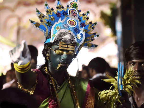 வேடமணியும் பக்தர்கள்