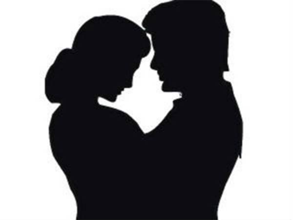 பிரிந்து வாழ்கின்றனர் 