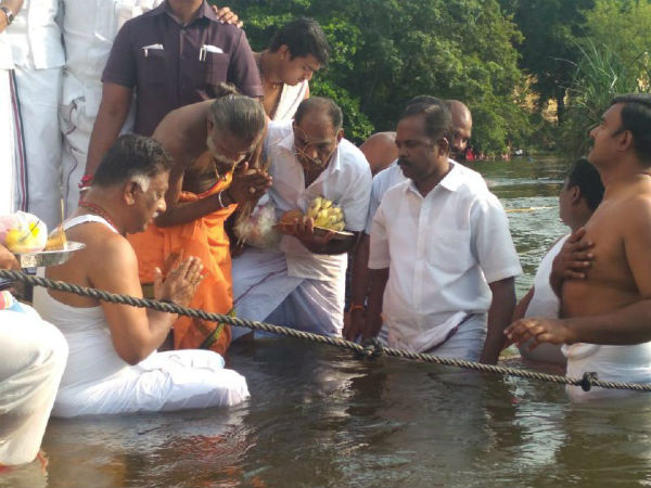 ஓபிஎஸ் புனித நீராடல்