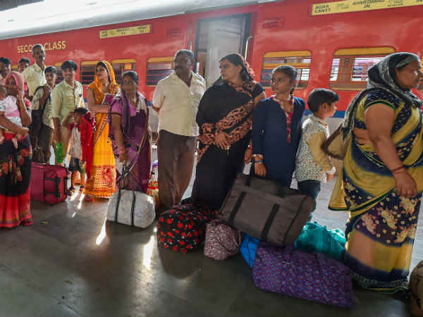 தாக்குதல் நடத்தி வருகிறார்கள் 