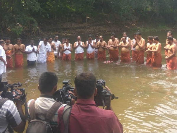 தினகரன் ஆதரவாளர்கள் முகாம் 