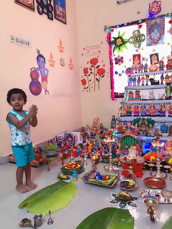 எங்க வீட்டு கொலு பாருங்க 