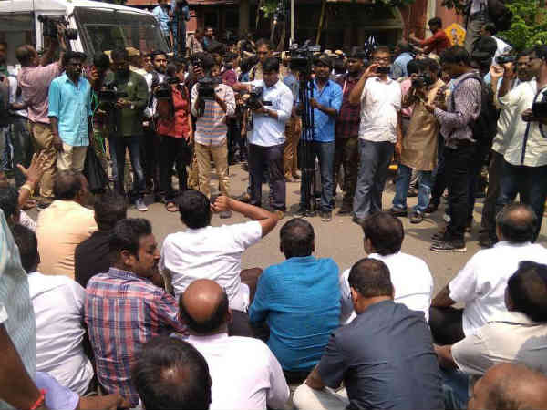 வெளிமாநில பத்திரிக்கையாளர்கள் 