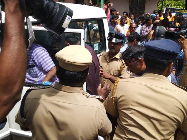 கைது செய்தார் 