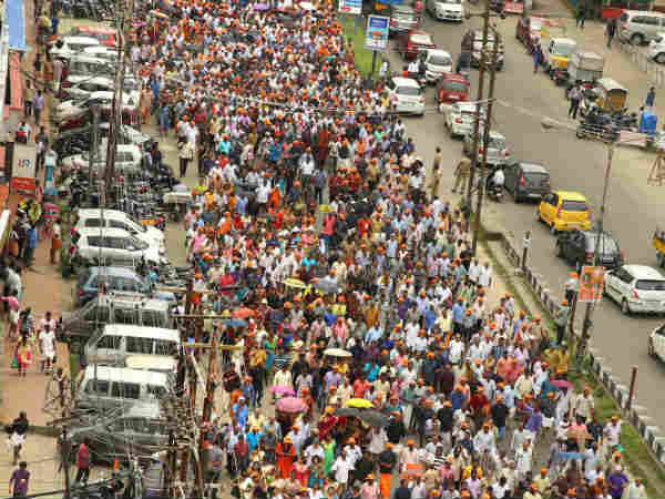 தாக்கினார்கள் 