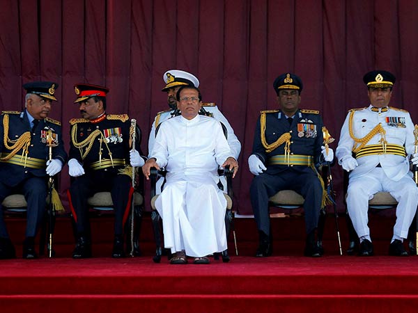 4 பேர் இருக்கிறார்கள் 