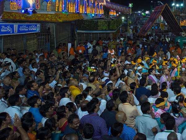 ஏழுமலையானை சுமந்த அனுமான்