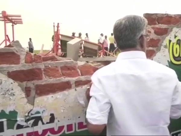 மும்பையில் தரையிறக்கம் 