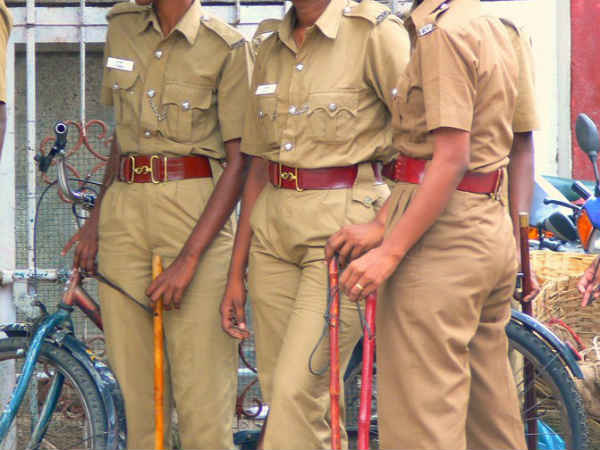 இரு பெண்களும் கைது இரு பெண்களும் கைது