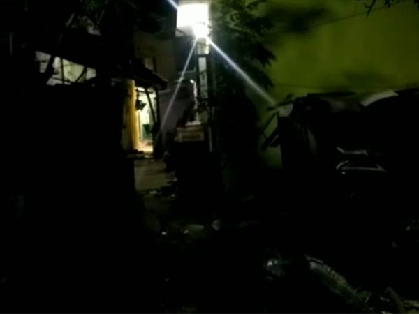 தரையில் ஓங்கி அடித்தார் 