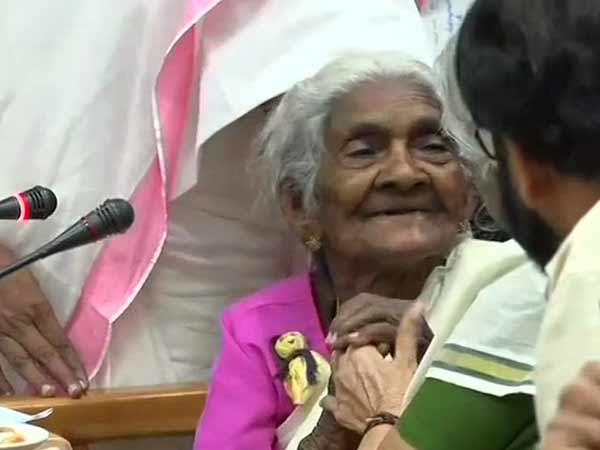 கோயிலில் சுத்தம் செய்த பணியாளர் 