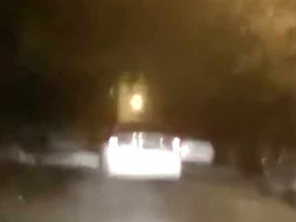 இடித்து தள்ளிய கார் 