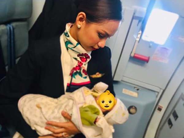 Air hostess breastfeeds strangers crying baby on board a flight Air hostess breastfeeds strangers crying baby on board a flight