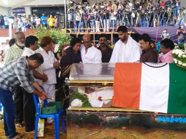 பெங்களூர் சென்ற ரஜினி பெங்களூர் சென்ற ரஜினி