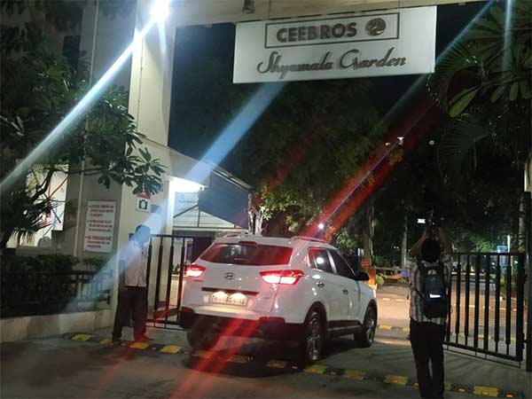 நள்ளிரவு கைது பரபரப்பு நள்ளிரவு கைது பரபரப்பு