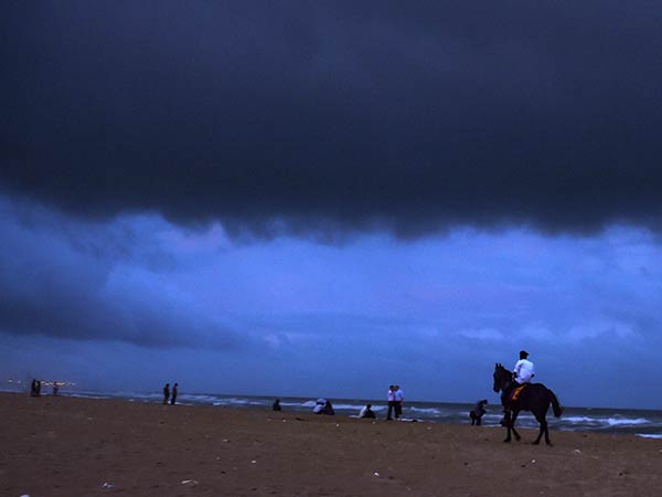 மெரினாவில் பலத்த காற்று 