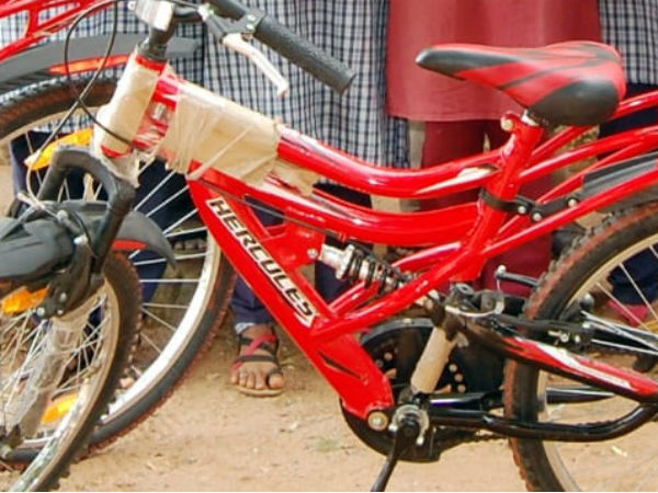 பரிசு மழையில் மாணவிகள் 