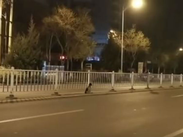 கண்ணீர் மல்க நிற்கிறது 