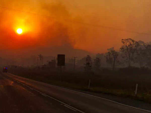 forest fire is spreading in the city of queensland