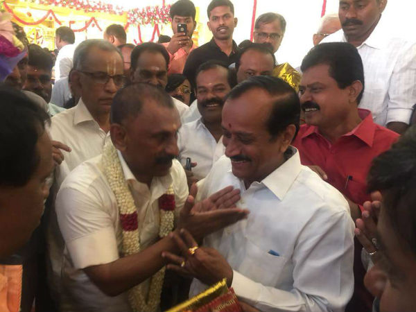 சிரித்து கொண்டே போஸ் 