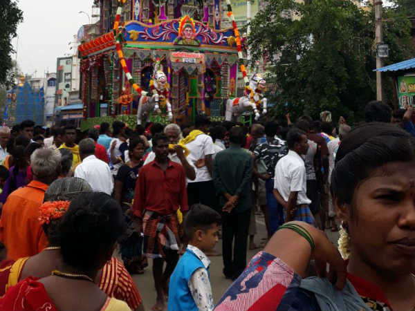 அம்மனை தரிசிக்க வந்த மக்கள் அம்மனை தரிசிக்க வந்த மக்கள்